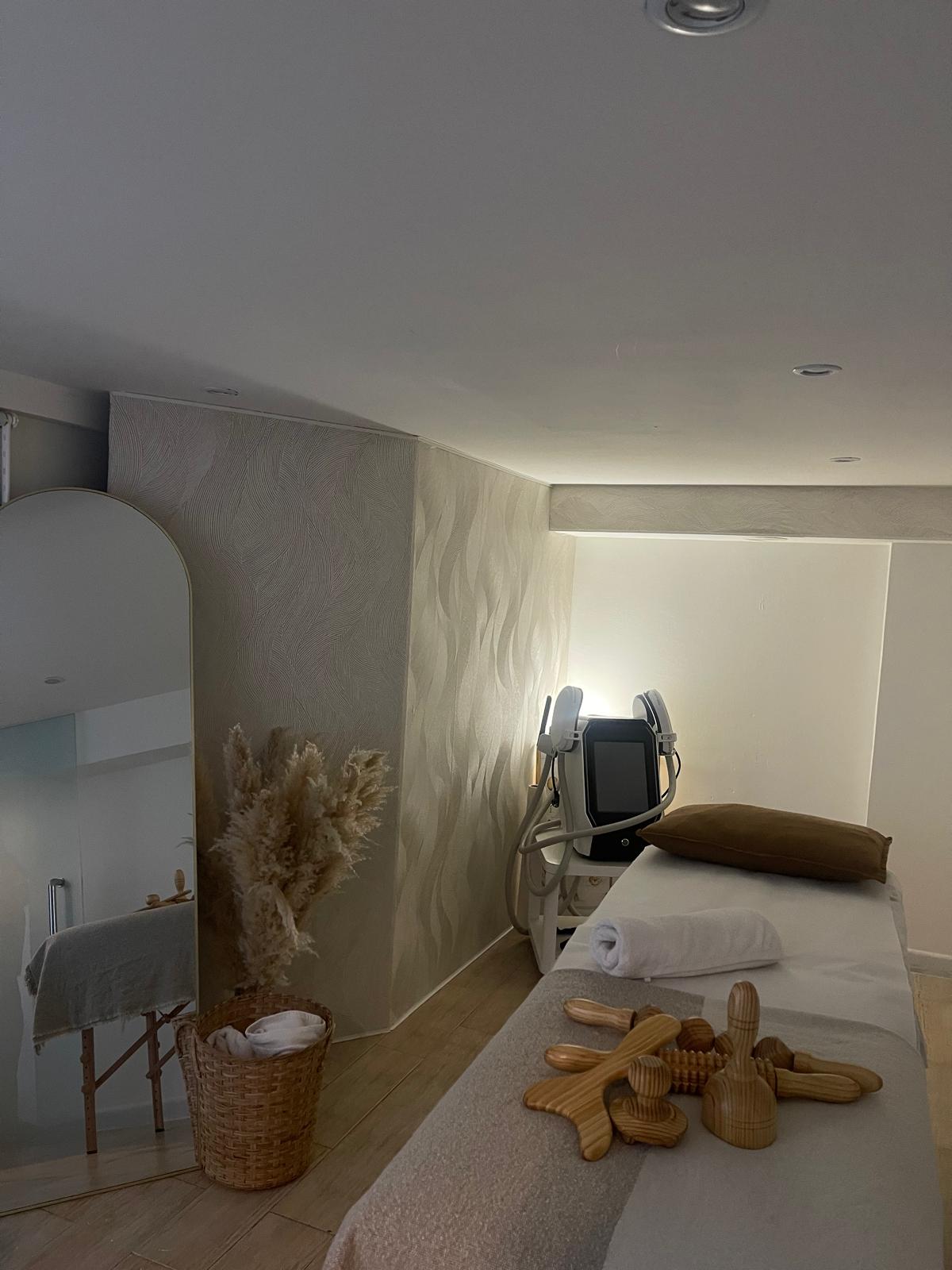 Sala de tratamientos corporales de Carmela — maderoterapia y aparatología